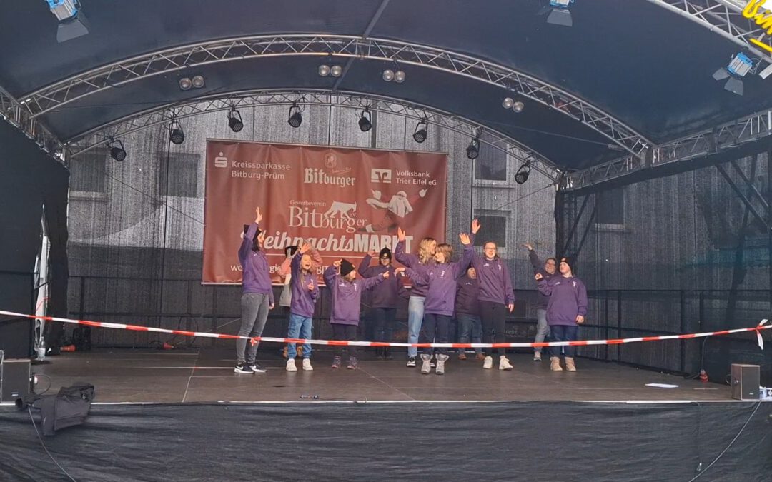 Auftritt der Dancing Queens auf dem Bitburger Weihnachtsmarkt