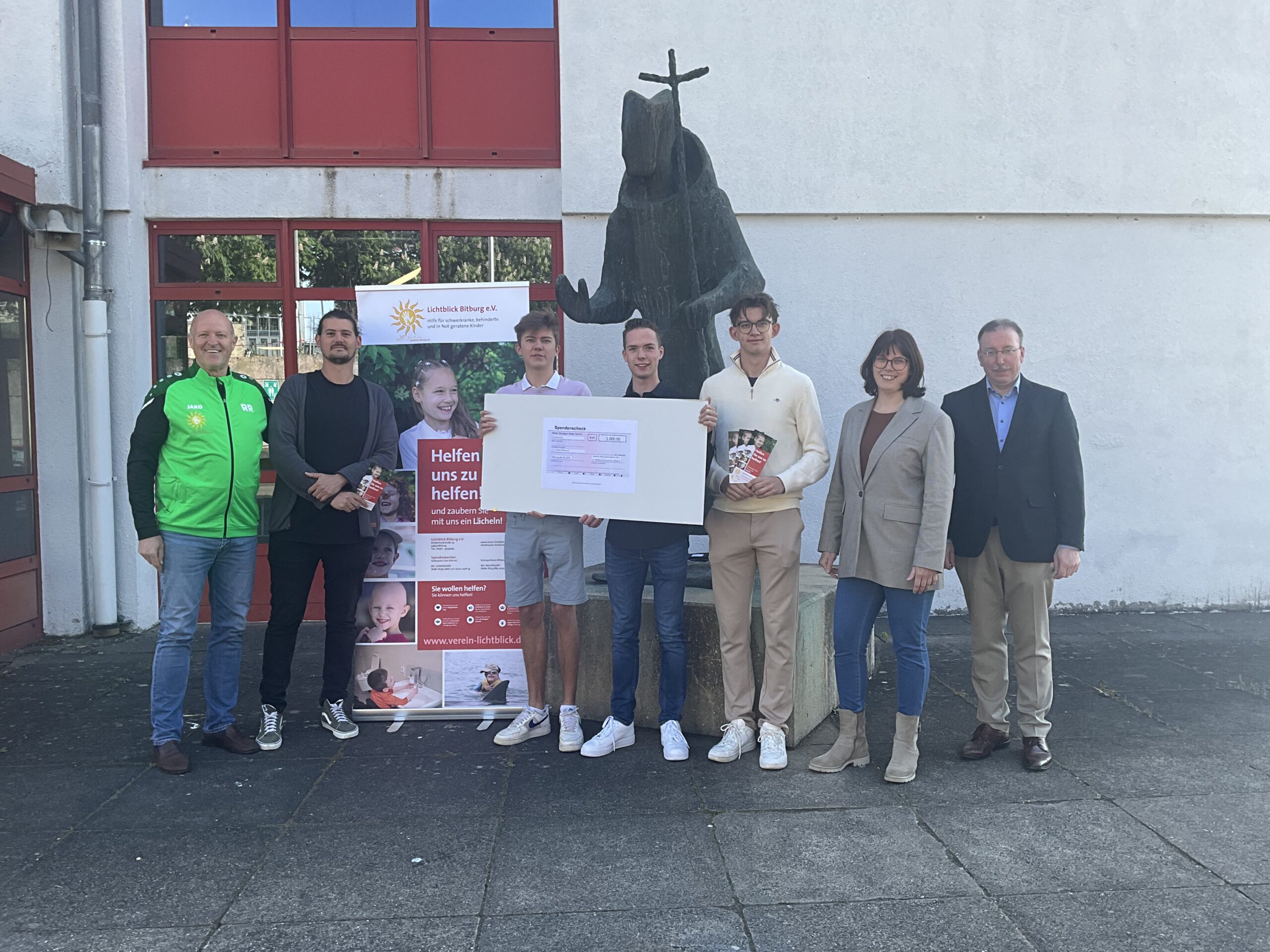 v.l.n.r.: Rudolf Rinnen, Matthias Maus, Simon Rüth, Noah Brüders, Lisa Herudey, Schulleiter Ingo Krämer